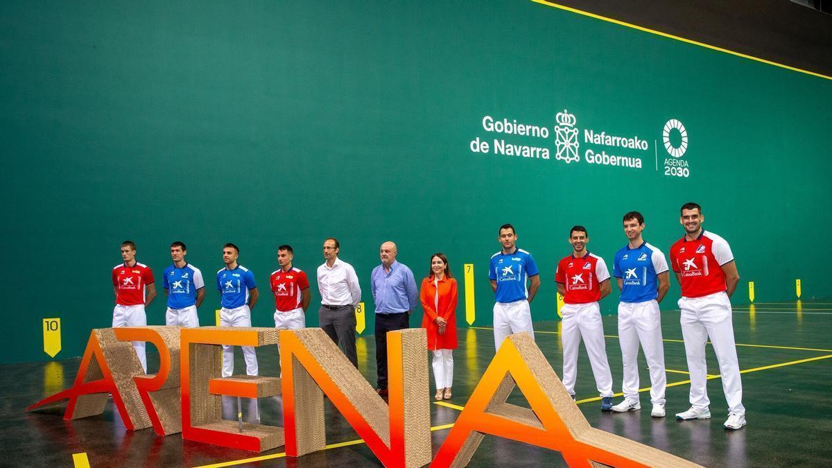 Los pelotaris participantes en la fase final del Masters CaixaBank posan en el Navarra Arena.