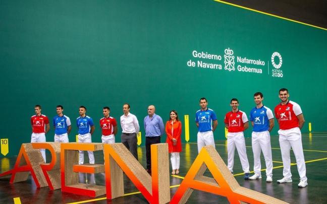 Los pelotaris participantes en la fase final del Masters CaixaBank posan en el Navarra Arena. Los pelotaris participantes en la fase final del Masters CaixaBank posan en el Navarra Arena.