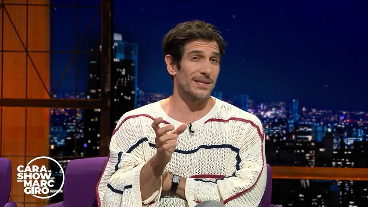 Quim Gutiérrez muestra su apoyo a las educadoras infantiles, en huelga desde abril para exigir el reconocimiento de su profesión.