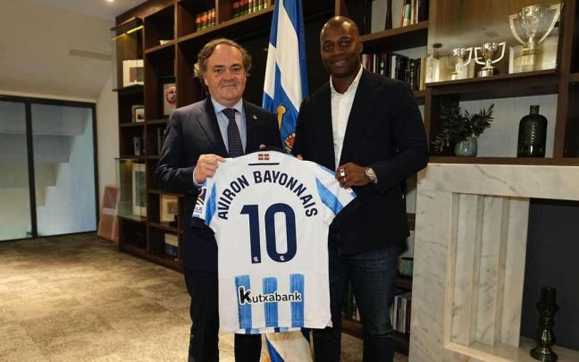 Los presidentes Jokin Aperribay y Lausseni Sangare posan tras oficializar el acuerdo. / R.S.