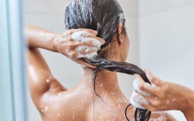 La caída del cabello puede estar provocada por múltiples factores, y no siempre responde a un solo motivo. / Freepik La caída del cabello puede estar provocada por múltiples factores, y no siempre responde a un solo motivo.