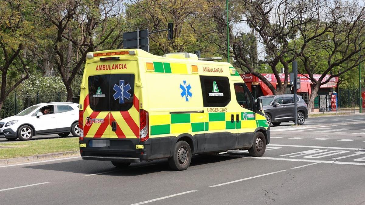 Una ambulancia en Sevilla en una foto de archivo.