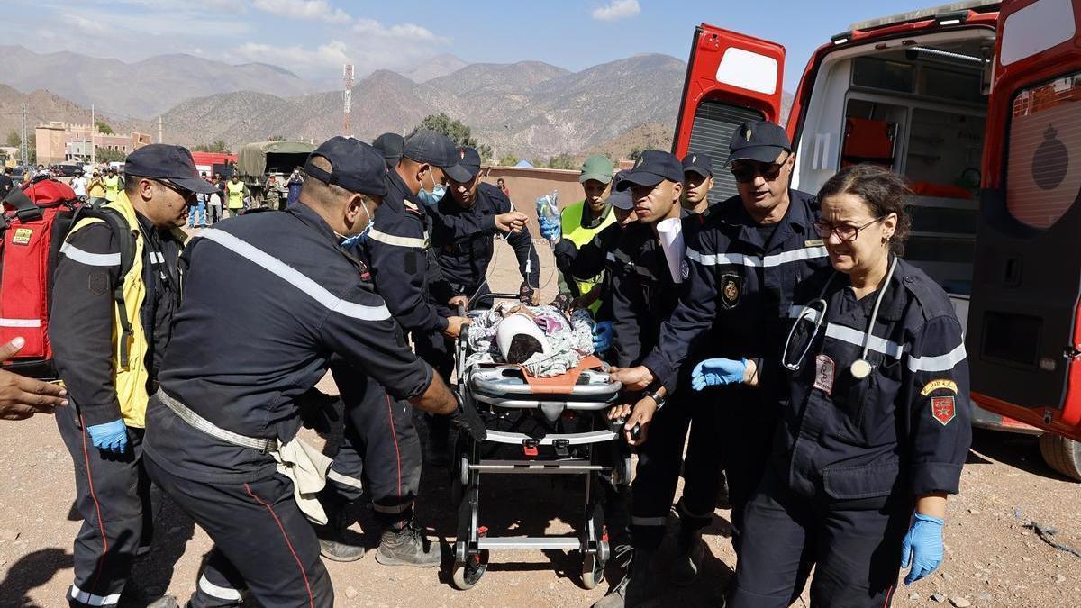 Los servicios de emergencia trasladan al hospital a uno de los heridos en el terremoto en Marruecos.