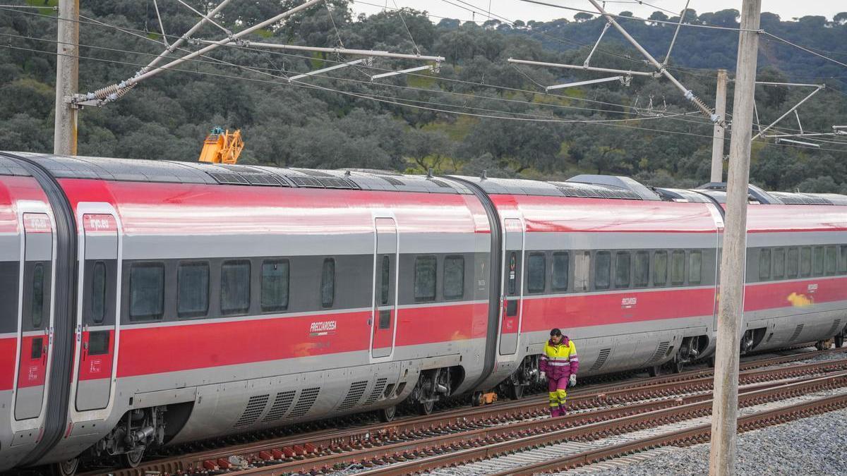 Continúan los trabajos de desmontaje y retirada de vagones