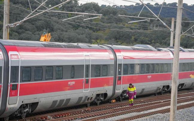 Continúan los trabajos de desmontaje y retirada de vagones