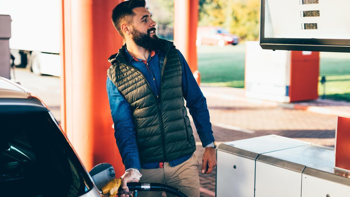 Este hombre reposta feliz sin pensar que puede estar siendo estafado.