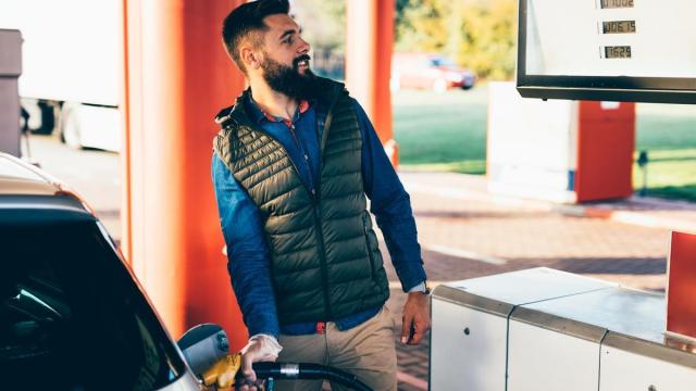 Este hombre reposta feliz sin pensar que puede estar siendo estafado. / Freepik Este hombre reposta feliz sin pensar que puede estar siendo estafado.