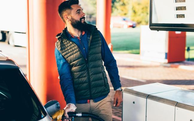 Este hombre reposta feliz sin pensar que puede estar siendo estafado. / Freepik Este hombre reposta feliz sin pensar que puede estar siendo estafado.