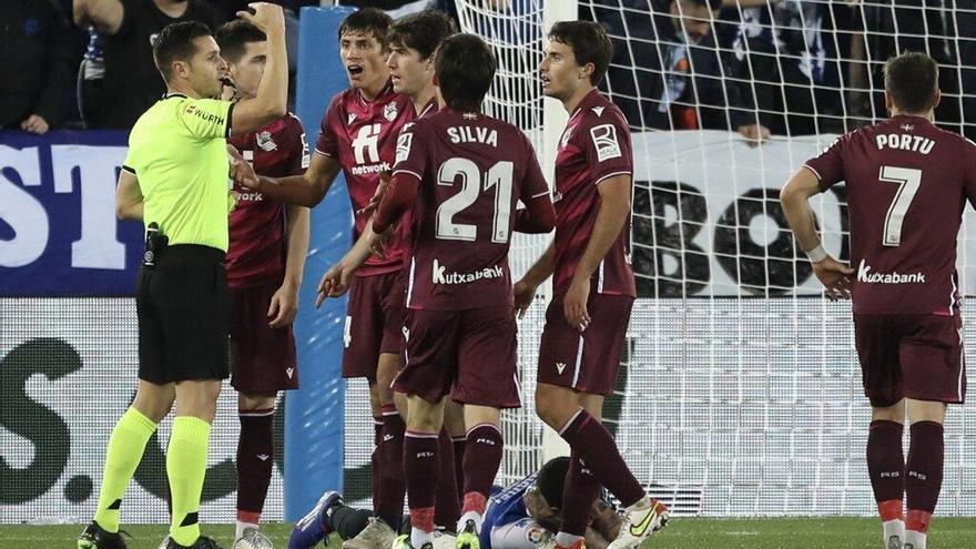 Del Cerro Grande, protestado por los jugadores de la Real tras decretar penalti a favor del Alavés en Mendizorrotza. / JAVI COLMENERO