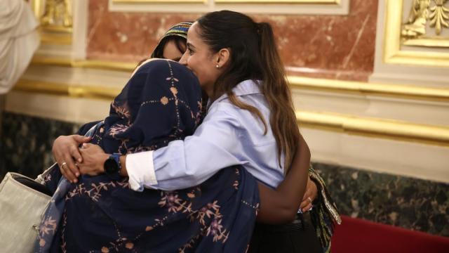 La diputada de Sumar Tesh Sidi (d) durante un encuentro con saharauis en el Congreso de los Diputados.