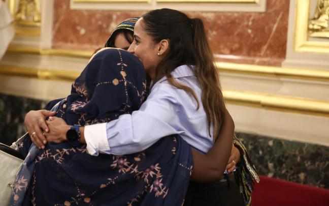 La diputada de Sumar Tesh Sidi (d) durante un encuentro con saharauis en el Congreso de los Diputados.