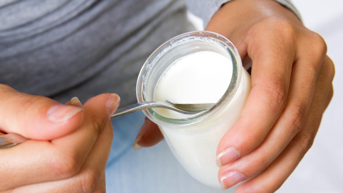 ¿Qué le pasa a tu cuerpo si comes yogur todos los días?