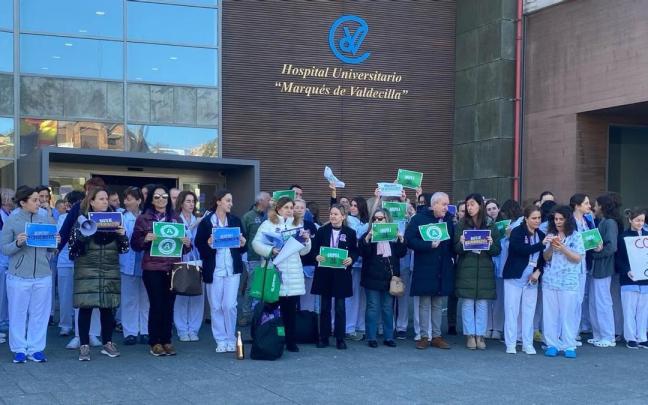 Más de 50 enfermeras se concentran en el hosputal de Valdecilla, en Santander, para exigir un reconocimiento y respeto profesional.