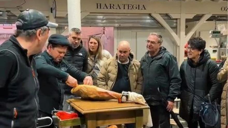 Usuarios disfrutando del curso de curso y degustación de jamón