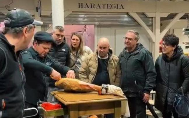 Usuarios disfrutando del curso de curso y degustación de jamón