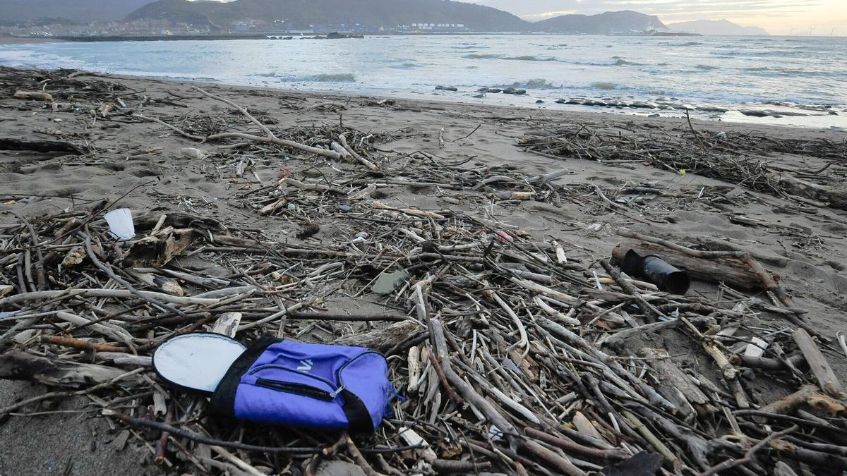 Todo tipo de basura llega a las playas tras las tormentas.