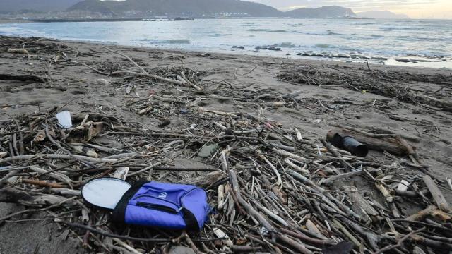 Todo tipo de basura llega a las playas tras las tormentas.