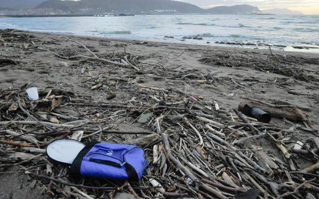 Todo tipo de basura llega a las playas tras las tormentas.