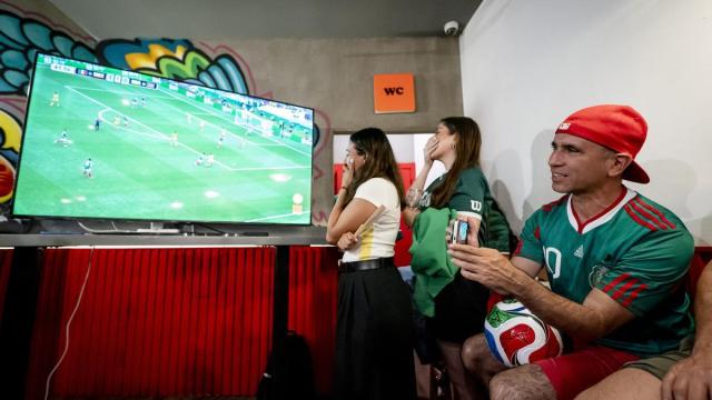 Varias personas ven el partido inaugural de la Copa Mundial de la FIFA 2026.