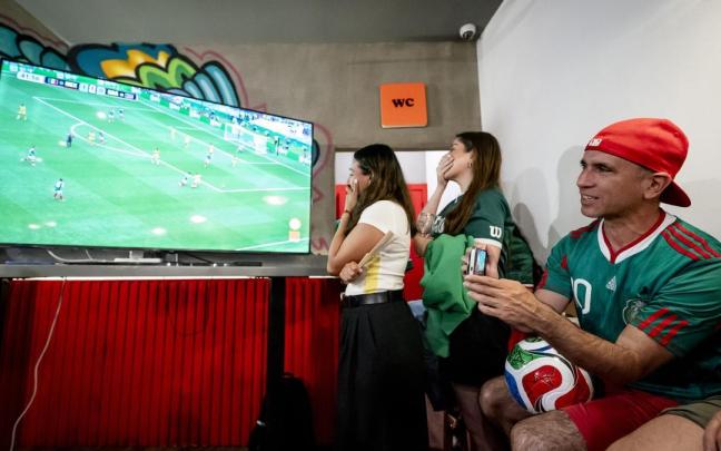 Varias personas ven el partido inaugural de la Copa Mundial de la FIFA 2026.