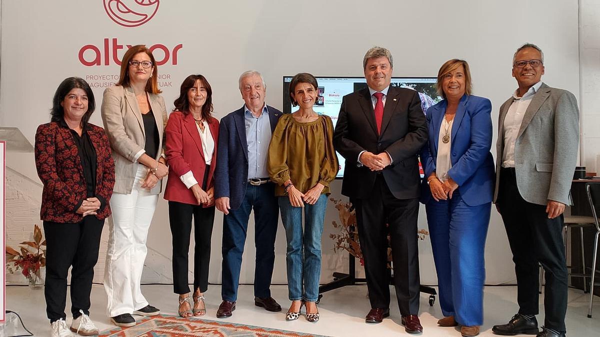 La consejera Nerea Melgosa, en el centro, durante la presentación de Altxor junto al equipo de la plataforma.