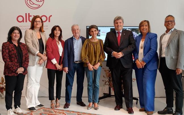 La consejera Nerea Melgosa, en el centro, durante la presentación de Altxor junto al equipo de la plataforma.