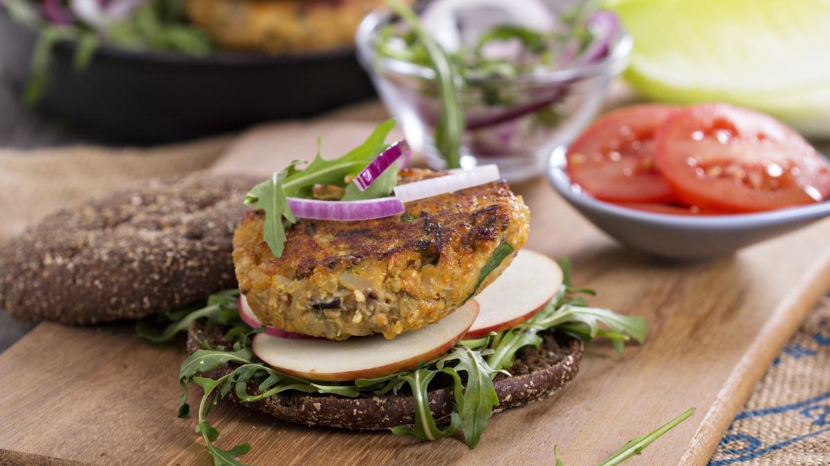 Hamburguesa vegana de quinoa y vegetales.