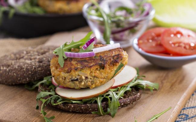 Hamburguesa vegana de quinoa y vegetales.