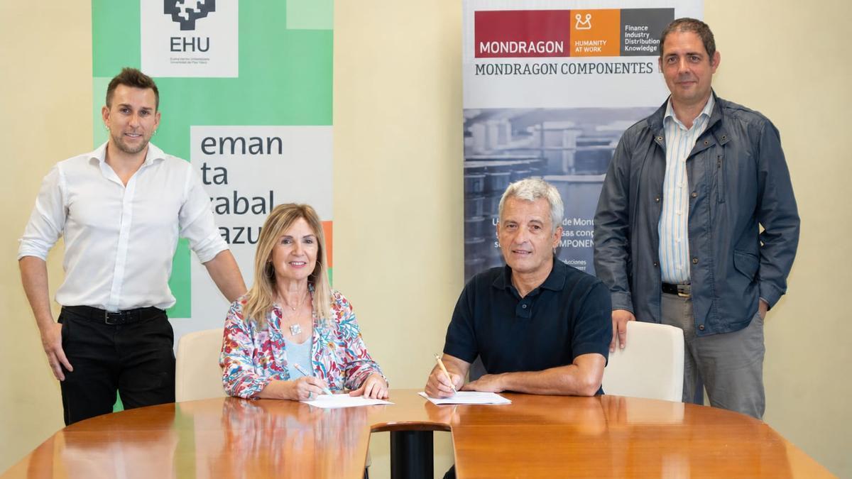 Gotzone Barandika y Javier Olaizola, durante la firma del convenio.