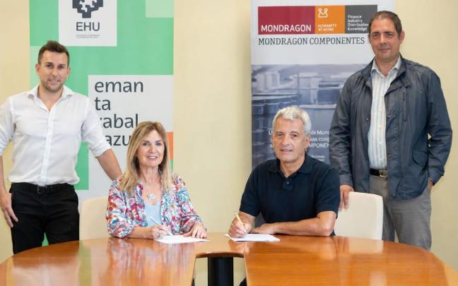 Gotzone Barandika y Javier Olaizola, durante la firma del convenio.