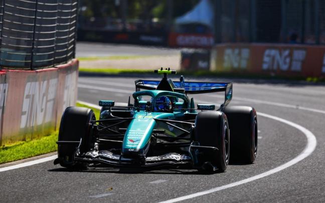 Fernando Alonso pilota el Aston Martin en el contexto del GranPremio de Australia, que dará comienzo a la temporada 2026.
