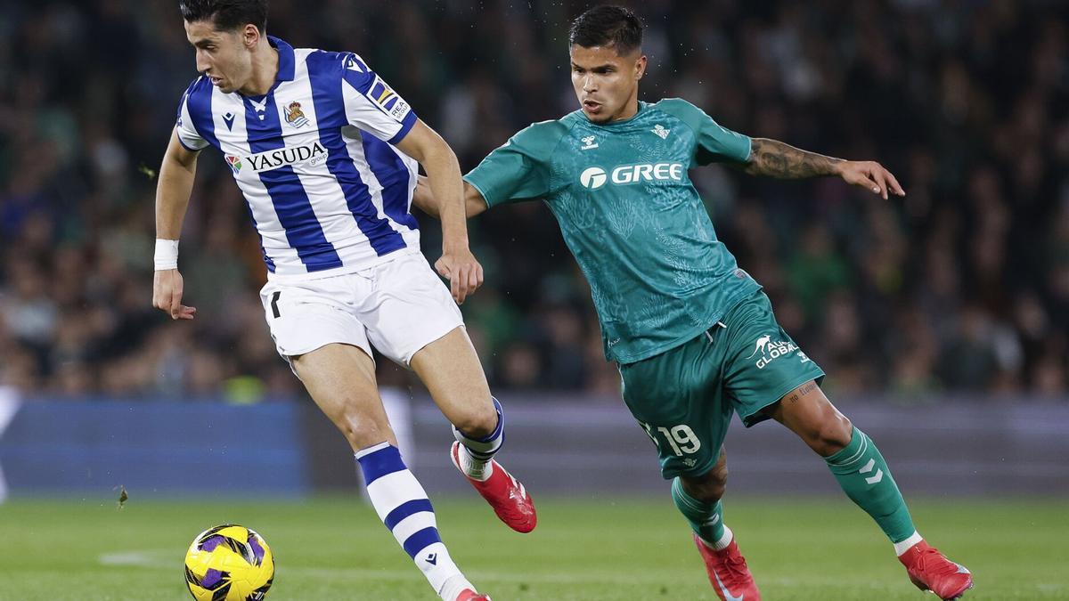Aguerd, junto al bético Cucho Hernández durante el partido de este domingo. / JULIO MUNOZ