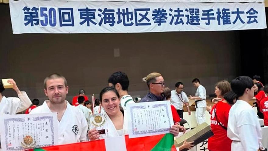 Garitano y Legorburu posan con la ikurriña, tras proclamarse campeones del mundo.