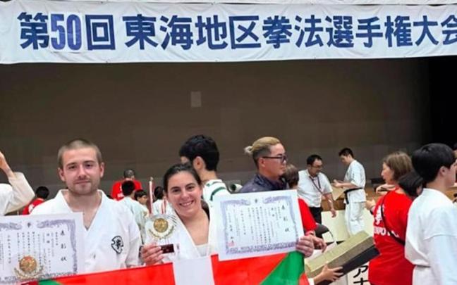 Garitano y Legorburu posan con la ikurriña, tras proclamarse campeones del mundo.