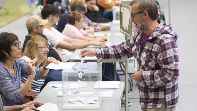 Un hombre vota en un colegio electoral en Gasteiz.