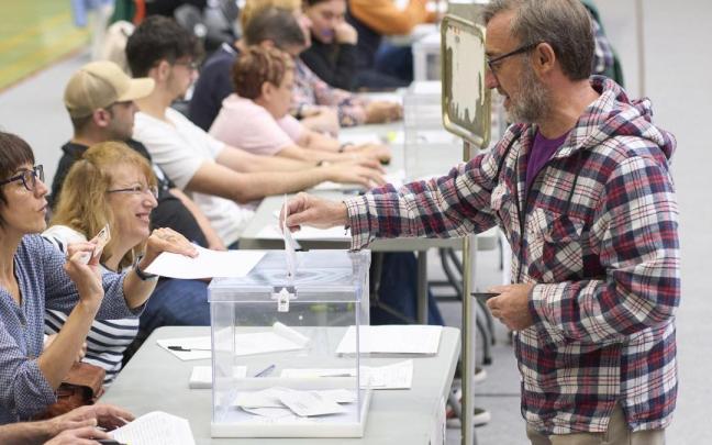 Un hombre vota en un colegio electoral en Gasteiz.