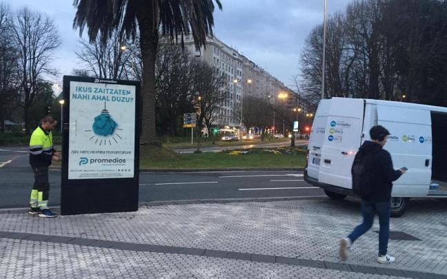 Imagen del operario que ya ha quitado el cartel que hacía referencia a la Conferencia Episcopal.