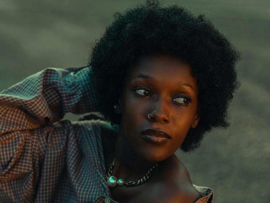 Pelo afro corto definido