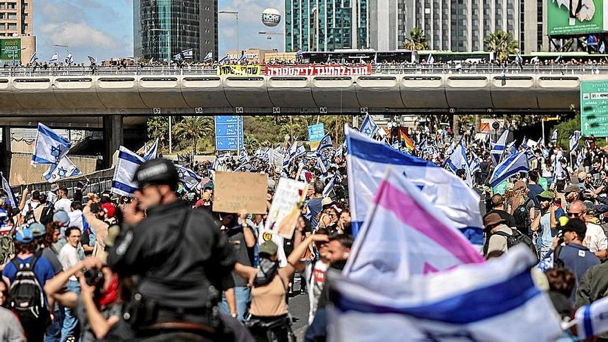 Tel Aviv fue escenario de una demostración de fueza contra la reforma. | FOTO: E. P.