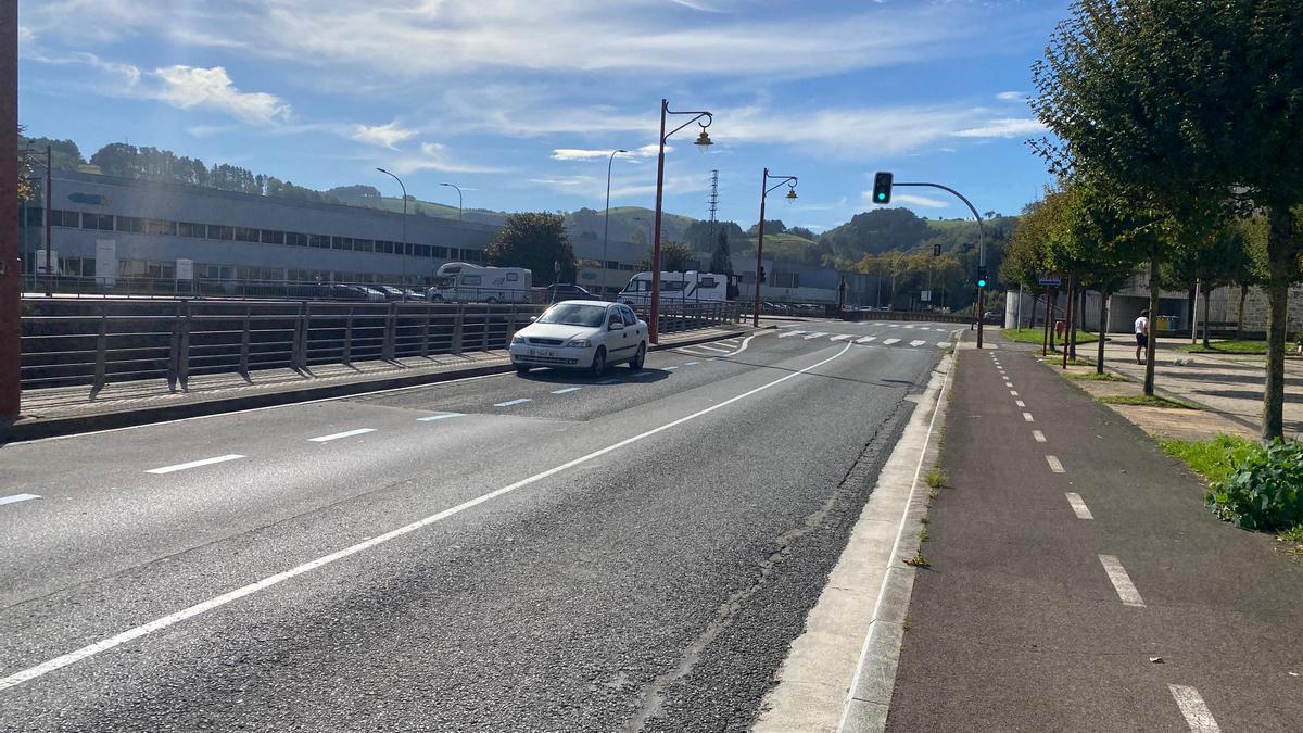 Puente de Jadarre en Zumaia, que estará parcialmente cerrado este miércoles hasta la rotonda de Txikierdi.