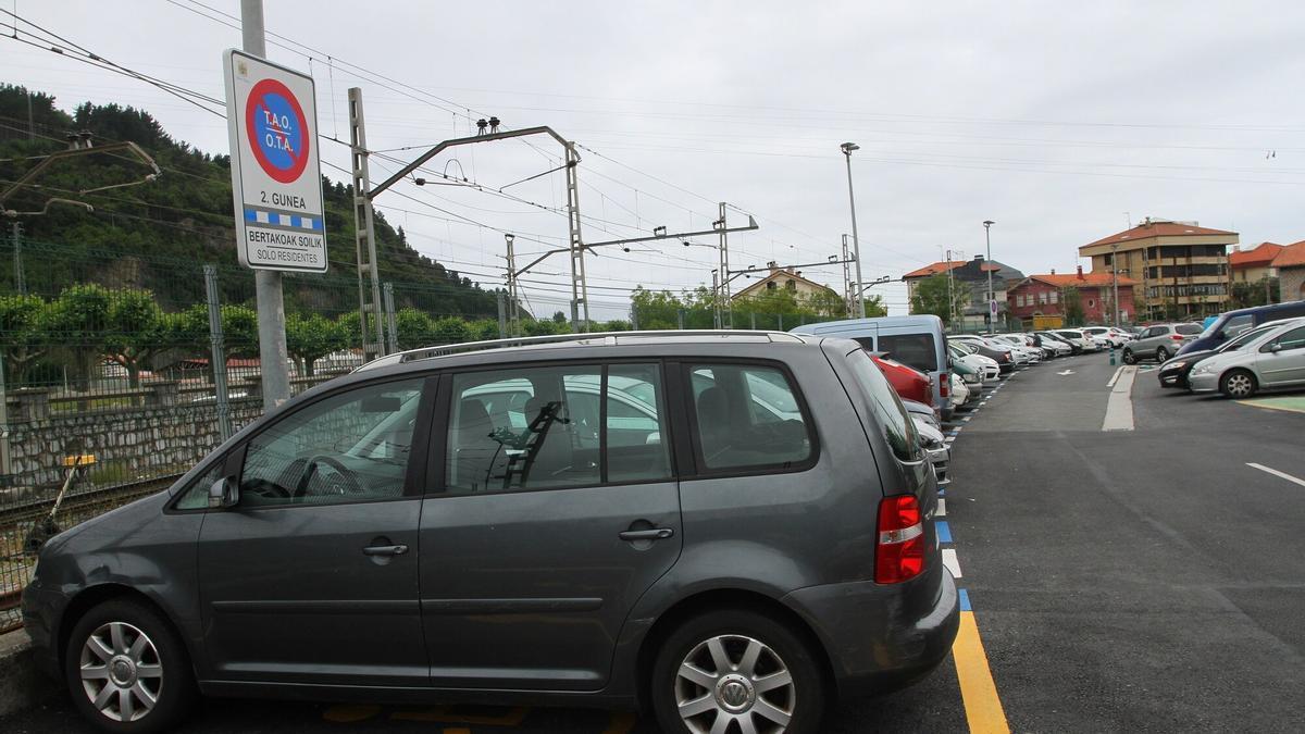 Vista de una de las zonas estacionamiento regulado de Deba