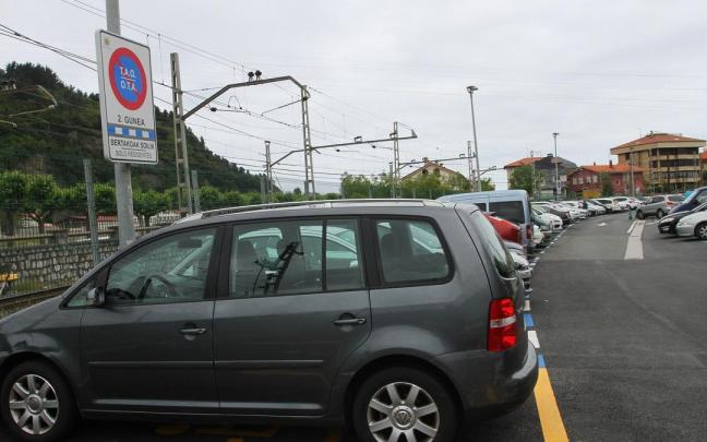 Vista de una de las zonas estacionamiento regulado de Deba / N.G. Vista de una de las zonas estacionamiento regulado de Deba