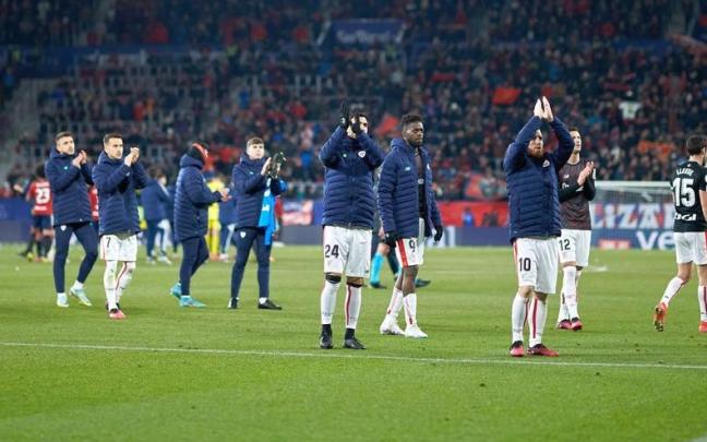 Los jugadores del Athletic saludan a los aficionados rojiblancos que se desplazaron a El Sadar. Los jugadores del Athletic saludan a los aficionados rojiblancos que se desplazaron a El Sadar.