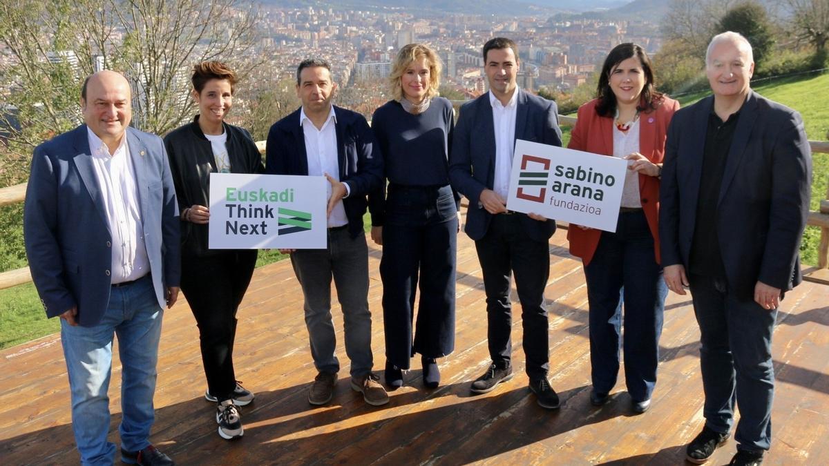 Presentación de ‘Euskadi Think Next’ ayer en Kobeta con, entre otros, Andoni Ortuzar, Mireia Zarate y Xabier Barandiaran.