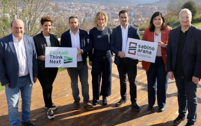 Presentación de ‘Euskadi Think Next’ ayer en Kobeta con, entre otros, Andoni Ortuzar, Mireia Zarate y Xabier Barandiaran.