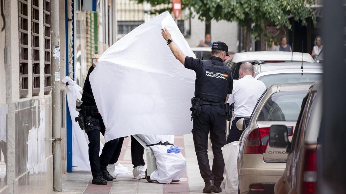 Agentes de la Policía Nacional retiran el cuerpo de la víctima de violencia machista de Getafe (Madrid).