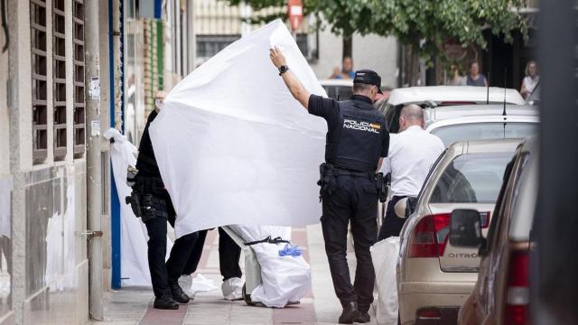 Violencia machista: varios agentes trasladan el cuerpo sin vida de una mujer asesinada. / Archivo Violencia machista: varios agentes trasladan el cuerpo sin vida de una mujer asesinada.