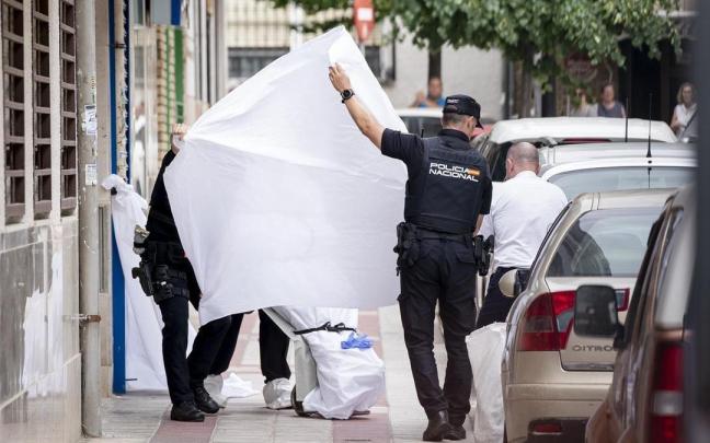 Violencia machista: varios agentes trasladan el cuerpo sin vida de una mujer asesinada.