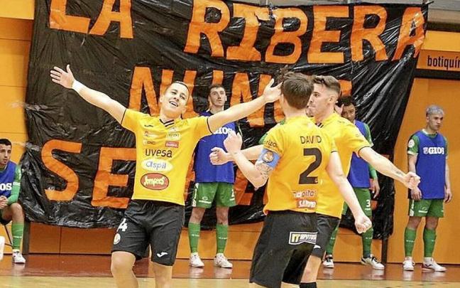 Terry (i) celebra con sus compañeros el empate para su equipo. Terry (i) celebra con sus compañeros el empate para su equipo.