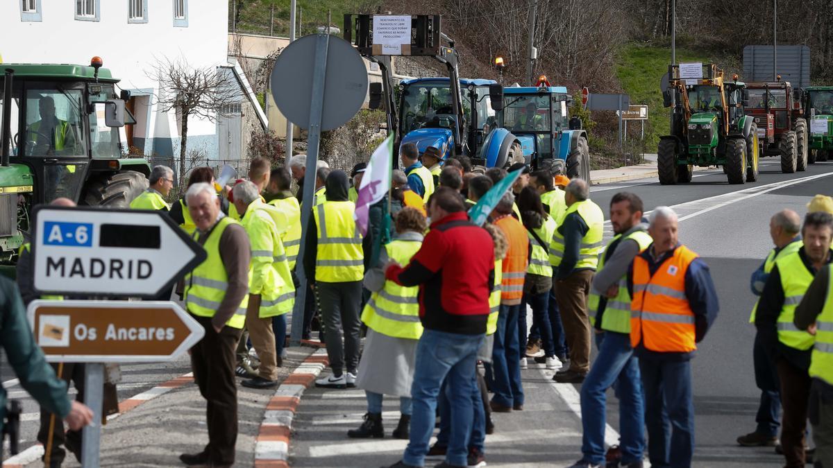 Varios tractores durante la décima quinta jornada de protestas en una carretera gallega